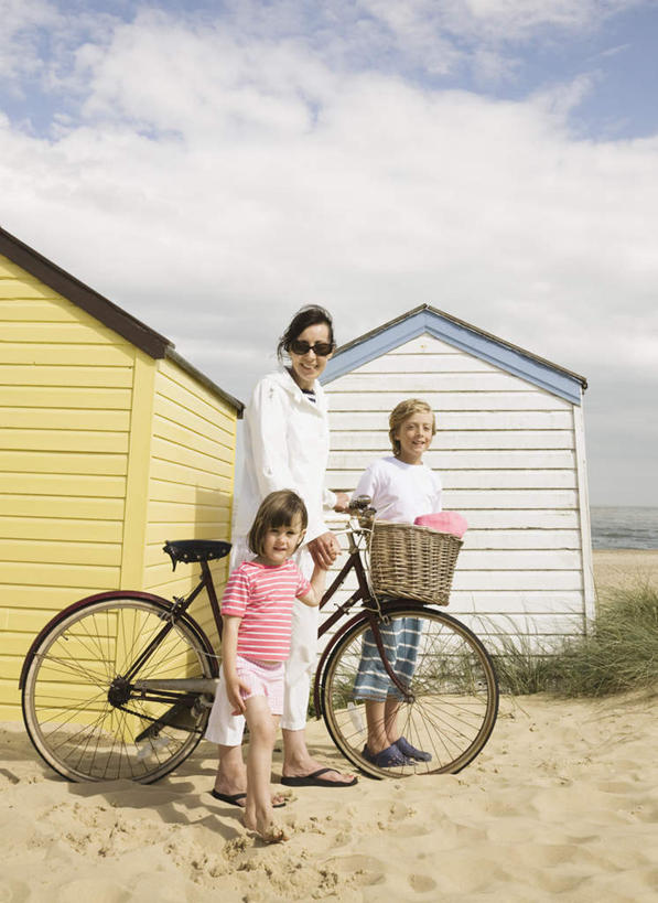 西方人,儿童,中年人,三个人,家庭,母亲,女儿,儿子,家,站,笑,微笑,竖图,室外,白天,正面,纯洁,沙滩,植物,自行车,欧洲,欧洲人,阴影,服装,枯萎,光线,篮子,墨镜,沙子,眼镜,影子,房屋,屋子,海岸,云,云朵,枯草,沙地,云彩,注视,休闲装,楼房,住宅,车,脚踏车,草,小孩,衣服,黄色,蓝色,白云,蓝天,天空,阳光,太阳镜,太阳眼镜,交通工具,天,观察,看,站着,休闲,温暖,温馨,母女,母子,一家人,休闲服,遮阳镜,可爱,母爱,童年,童趣,服饰,晴朗,观看,和睦,察看,关注,载具,童真,烂漫,无邪,食物篮,天真,男孩,男人,男性,女孩,女人,女性,中年女性,白种人,孩子,海滩,晴空,站立,彩图,全身,房子,融洽,野餐篮,男生,女生