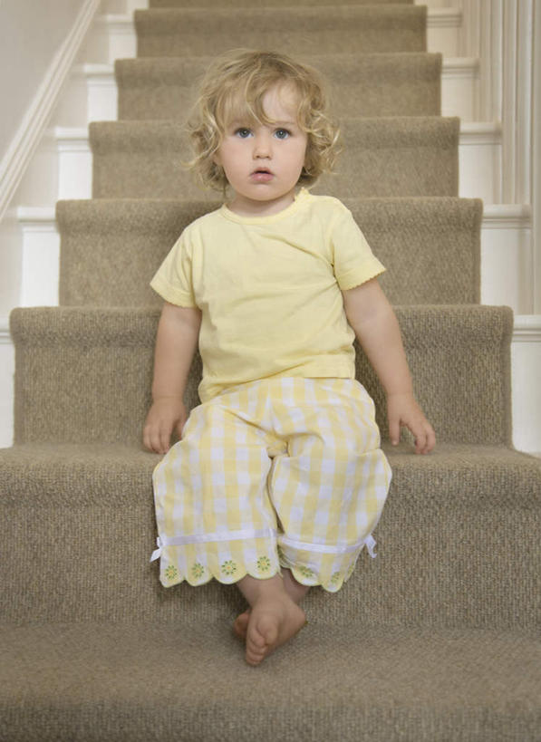 西方人,儿童,一个人,栏杆,坐,竖图,室内,白天,正面,纯洁,地毯,楼梯,欧洲,欧洲人,仅一个女性,仅一个人,服装,装饰,编织,扶手,手工艺品,阶梯,织物,注视,休闲装,护栏,台阶,小孩,衣服,黄色,工艺品,观察,看,仅一个小孩,休闲,休闲服,金色,可爱,童年,童趣,服饰,观看,华丽,修饰,点缀,察看,关注,童真,烂漫,无邪,衬托,美观,雅致,雅观,天真,女孩,女人,女性,白种人,孩子,卷发,坐着,彩图,全身,女生