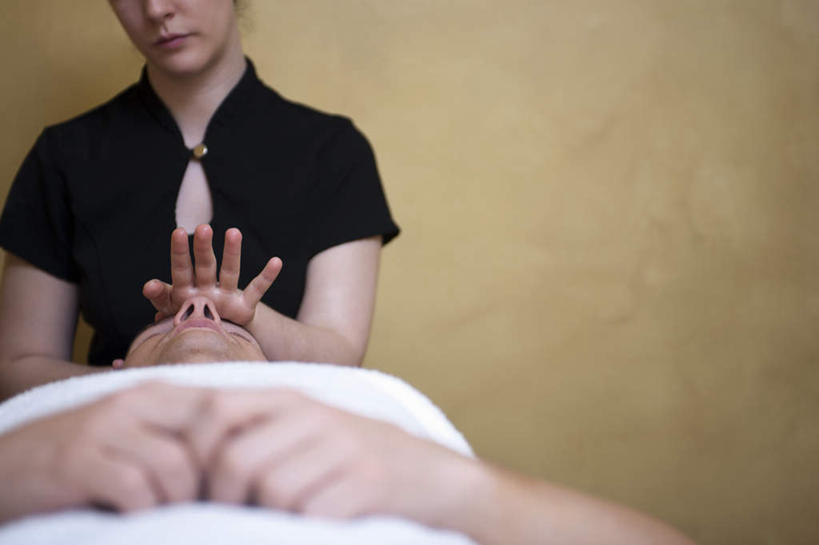 西方人,两个人,按摩师,坐,躺,闭眼,横图,室内,白天,正面,工作服,制服,按摩,床,欧洲,欧洲人,纺织物,墙,床单,被子,墙壁,墙面,白色,黑色,毛巾,清洁,手放前,享受,健康,保健,保暖,被单,透气,指压,按摩床,防水,工作制服,储水,耐磨,吸水,卧着,男人,男性,年轻男性,年轻女性,女人,女性,白种人,技师,闭眼睛,闭着眼,闭着眼睛,躺着,卧,坐着,半身,彩图,工作套服,推拿,搓背床,理疗床,美容床,指压床