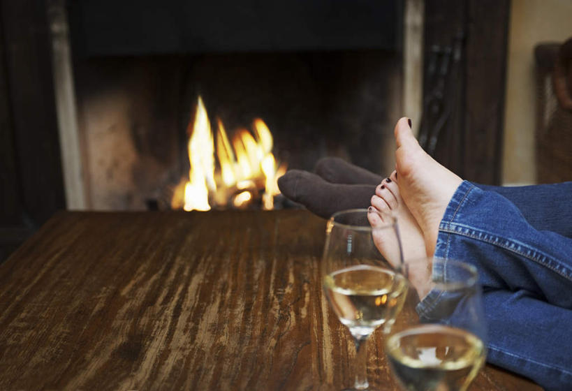 红酒,葡萄酒,西方人,两个人,夫妻,躺,横图,室内,白天,侧面,爱情,热情,壁炉,桌子,杯子,火,欧洲,欧洲人,裤子,木制,高脚杯,火焰,墙,红酒杯,白葡萄酒,酒类,两杯,浪漫,燃烧,茶几,牛仔裤,光脚,墙壁,墙面,玻璃制品,酒,饮料,酒杯,木制品,取暖,赤脚,恩爱,搭,恋人,葡萄酒杯,搭着,卧着,男人,男性,年轻男性,女人,女性,中年女性,白种人,夫妇,情侣,玻璃杯,躺着,卧,半身,彩图,取暖设备,伴侣