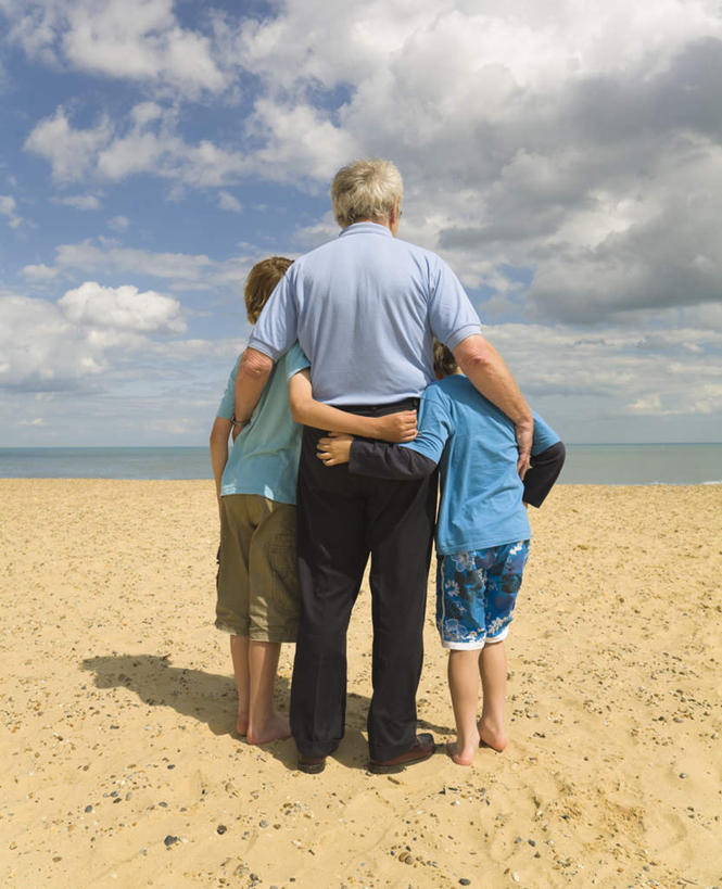 西方人,儿童,老年人,三个人,家庭,祖父,站,抱,竖图,室外,白天,纯洁,海浪,海洋,沙滩,欧洲,欧洲人,阴影,服装,光线,沙子,影子,海岸,浪花,云,云朵,沙地,云彩,休闲装,小孩,背面,衣服,蓝色,白云,蓝天,天空,阳光,海水,天,站着,休闲,温暖,温馨,一家人,休闲服,可爱,童年,童趣,服饰,晴朗,爷爷,抱着,祖孙,和睦,搂着,海景,童真,烂漫,无邪,外公,外祖父,外孙,外孙子,天真,老年男性,男孩,男人,男性,白种人,孩子,孙子,大海,风浪,海,海水的波动,海滩,近岸浪,涌浪,晴空,搂,站立,彩图,全身,融洽,男生