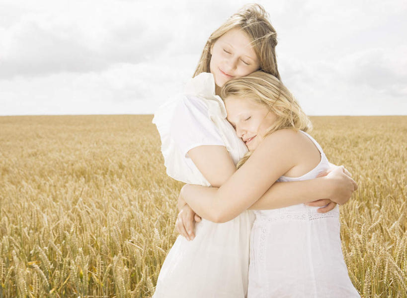 西方人,儿童,两个人,家庭,姐妹,农田,站,闭眼,抱,笑,微笑,横图,室外,白天,侧面,裙子,纯洁,庄稼,农作物,欧洲,欧洲人,阴影,连衣裙,光线,影子,地平线,云,云朵,辽阔,地面,麦田,云彩,小孩,蓝色,白云,蓝天,天空,阳光,天,站着,广阔,温暖,温馨,一家人,金色,可爱,童年,童趣,晴朗,抱着,一望无际,和睦,搂着,延伸,童真,烂漫,无邪,天地相交,无边无际,一马平川,天真,女孩,女人,女性,白种人,长发,晴空,闭眼睛,闭着眼,闭着眼睛,搂,搂抱,站立,半身,彩图,耕地,庄稼田,融洽,女生