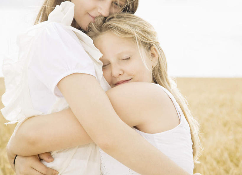 西方人,儿童,两个人,家庭,姐妹,农田,站,闭眼,抱,笑,微笑,横图,室外,白天,侧面,裙子,纯洁,庄稼,农作物,欧洲,欧洲人,阴影,连衣裙,光线,影子,地平线,云,云朵,辽阔,地面,麦田,云彩,小孩,蓝色,白云,蓝天,天空,阳光,天,站着,广阔,温暖,温馨,一家人,金色,可爱,童年,童趣,晴朗,抱着,一望无际,和睦,搂着,延伸,童真,烂漫,无邪,天地相交,无边无际,一马平川,天真,女孩,女人,女性,白种人,长发,晴空,闭眼睛,闭着眼,闭着眼睛,搂,搂抱,站立,半身,彩图,耕地,庄稼田,融洽,女生