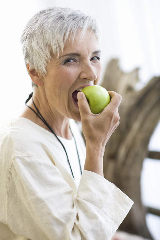 西方人,头发,一个人,站,吃,竖图,室外,白天,侧面,植物,沙发,苹果,水果,项链,欧洲,欧洲人,仅一个女性,仅一个人,握,咬,服装,新鲜,生食,食品,果实,枝条,拿,拿着,注视,休闲装,装饰品,树,树木,树枝,食物,一个,衣服,白色,饰品,首饰,青苹果,观察,看,站着,仅一个中年女性,休闲,休闲服,握着,服饰,有机食品,绿色食品,单个,观看,咬着,察看,关注,布艺沙发,虬枝,枝杈,女人,女性,中年女性,白种人,嚼,食,站立,半身,彩图,短发