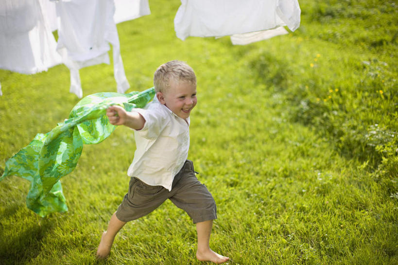 西方人,儿童,一个人,举,笑,微笑,露齿笑,横图,俯视,室外,白天,衬衫,纯洁,草地,草坪,植物,欧洲,欧洲人,仅一个男性,仅一个人,许多,奔驰,阴影,服装,装饰,光线,丝巾,影子,注视,光脚,草,小孩,衣服,绿色,白色,阳光,奔跑,观察,看,托,仅一个小孩,赤脚,可爱,童年,童趣,服饰,观看,华丽,点缀,察看,衣着,穿着,关注,童真,烂漫,无邪,衬托,美观,雅致,雅观,衣饰,天真,男孩,男人,男性,白种人,孩子,举起,举手,举着,向上举,向上伸,向上托,彩图,高角度拍摄,全身,衬衣,男生