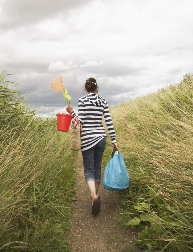 西方人,一个人,走,竖图,室外,白天,草地,草坪,沙滩,植物,欧洲,欧洲人,仅一个女性,仅一个人,握,阴影,条纹,服装,光线,沙子,桶,影子,塑料,海岸,云,云朵,沙地,拿,云彩,拎,拿着,休闲装,草,背面,衣服,红色,蓝色,绿色,白云,蓝天,天空,阳光,容器,塑料制品,天,仅一个中年女性,休闲,休闲服,握着,服饰,渔网,晴朗,储藏,渔具,塑料桶,储存,抓捕,捕捞,鱼网,拉网,捕捞工具,女人,女性,中年女性,白种人,海滩,晴空,步行,散步,走路,彩图,全身,贮存,拎着