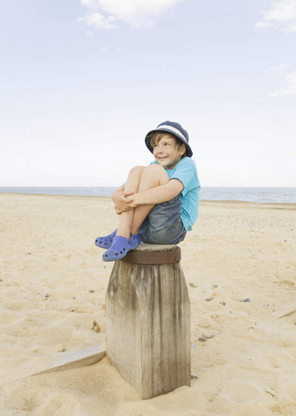 西方人,儿童,一个人,坐,笑,微笑,露齿笑,竖图,室外,白天,正面,T恤衫,纯洁,安全,海浪,海洋,沙滩,帽子,欧洲,欧洲人,仅一个男性,仅一个人,阴影,服装,光线,沙子,影子,海岸,浪花,水平线,云,云朵,辽阔,防护,海平线,沙地,T恤,云彩,注视,休闲装,小孩,衣服,蓝色,白云,蓝天,天空,阳光,海水,遮阳帽,天,观察,看,仅一个小孩,休闲,广阔,休闲服,可爱,童年,童趣,服饰,晴朗,抱膝,观看,保护,一望无际,察看,关注,保险,海景,童真,烂漫,无邪,防波堤,保全,周全,安稳,安定,无边无际,一马平川,平安,天真,男孩,男人,男性,白种人,孩子,大海,风浪,海,海水的波动,海滩,近岸浪,涌浪,晴空,屈膝,坐着,彩图,全身,破浪堤,水天相接,水天一线,男生