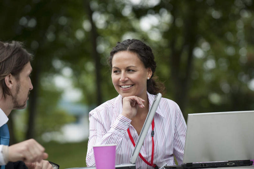 西方人,两个人,伙伴,朋友,商务人士,商务男性,商务女性,坐,笑,说,微笑,露齿笑,横图,室外,白天,正面,衬衫,讨论,友谊,合作,团队,电脑,笔记本电脑,草地,草坪,植物,桌子,杯子,欧洲,欧洲人,撑,阴影,套装,朦胧,模糊,光线,网络,影子,托腮,注视,通讯设备,标识,吊牌,草,树,树木,一个,粉色,绿色,阳光,自然,水杯,胸牌,观察,看,托,战略,生长,单个,成长,观看,察看,徽章,无线,关注,托下巴,通信设备,商务装,身份,无线网络,无线上网,便携式电脑,工薪阶层,胸章,胸卡,联合,合谋,编号牌,雕刻牌,工号牌,胸号牌,胸徽,员工牌,交流,配合,协作,手提电脑,男人,男性,年轻女性,女人,女性,中年男性,白种人,白领,上班族,茶杯,沟通,讲话,交谈,商讨,说话,谈话,坐着,半身,彩图,衬衣