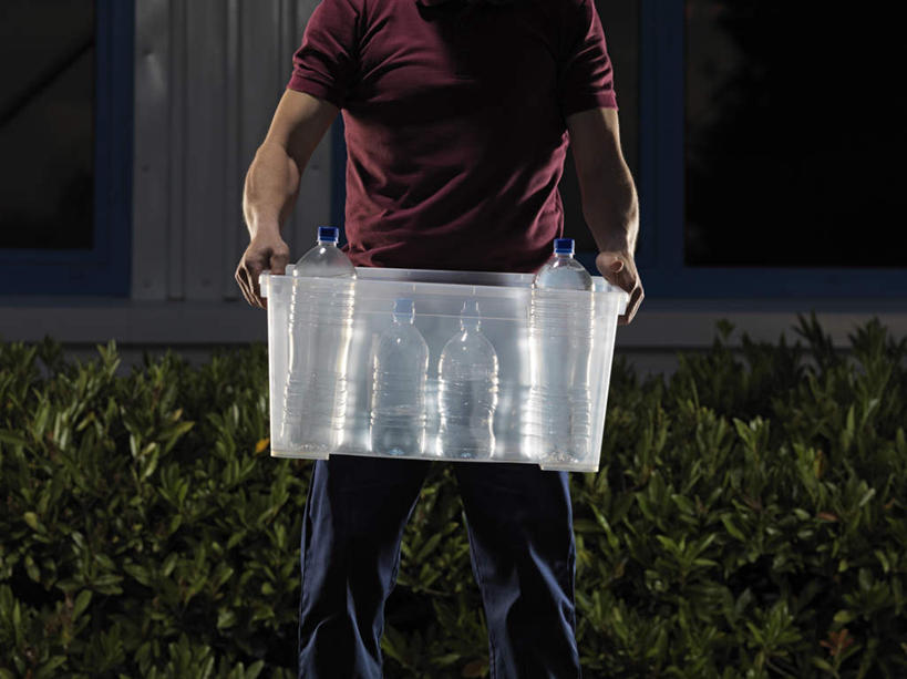 西方人,一个人,站,捧,横图,室外,夜晚,正面,T恤衫,水,植物,窗户,欧洲,欧洲人,仅一个男性,仅一个人,仅一个中年男性,服装,环保,液体,防护,T恤,休闲装,饮用水,玻璃窗,树,树木,衣服,红色,绿色,自然,瓶子,塑料制品,矿泉水,站着,休闲,休闲服,塑料瓶,服饰,生长,成长,美好,美妙,间隔,文件架,蒸馏水,资料架,美观,雅观,文件框,文件盘,文件托盘,文件座,资料档,资料座,绿篱,生篱,树篱,植篱,男人,男性,中年男性,白种人,端,端着,捧着,手捧,站立,半身,彩图