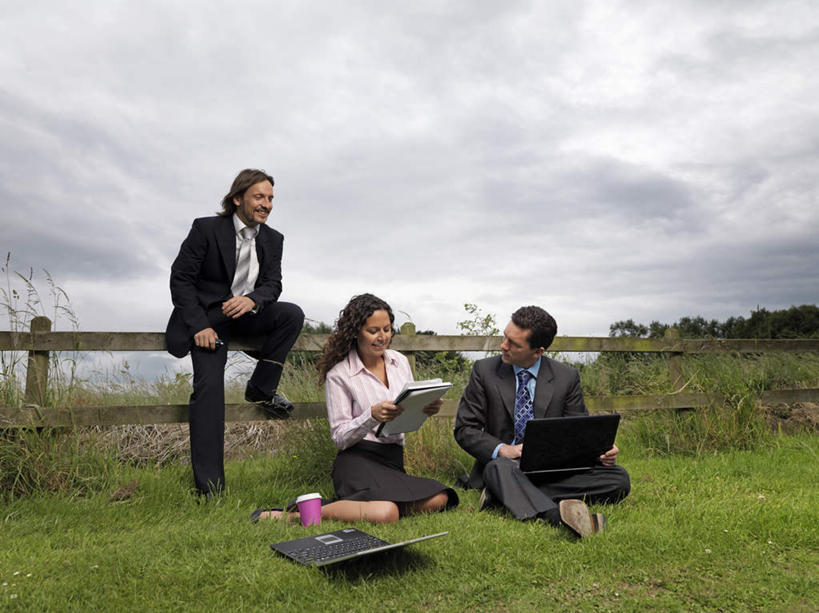 西方人,三个人,伙伴,朋友,商务人士,商务男性,商务女性,栏杆,站,坐,笑,盘腿,微笑,横图,室外,白天,正面,衬衫,友谊,合作,团队,电脑,笔记本电脑,草地,草坪,植物,杯子,欧洲,欧洲人,握,套装,网络,材料,瓷器,档案,文件,栅栏,纸,篱笆,乌云,云,阴天,云朵,围栏,咖啡杯,陶瓷制品,拿,云彩,拿着,注视,通讯设备,护栏,草,树,树木,粉色,绿色,天空,自然,手稿,资料,天,观察,看,站着,战略,握着,生长,成长,观看,证明,察看,无线,昏暗,阴沉,关注,文档,瓷杯,通信设备,商务装,无线网络,无线上网,便携式电脑,工薪阶层,联合,合谋,配合,协作,手提电脑,男人,男性,年轻女性,女人,女性,中年男性,白种人,白领,上班族,盘腿而坐,盘膝,盘着腿的,盘着腿坐,双腿交叉,站立,坐着,彩图,全身,衬衣