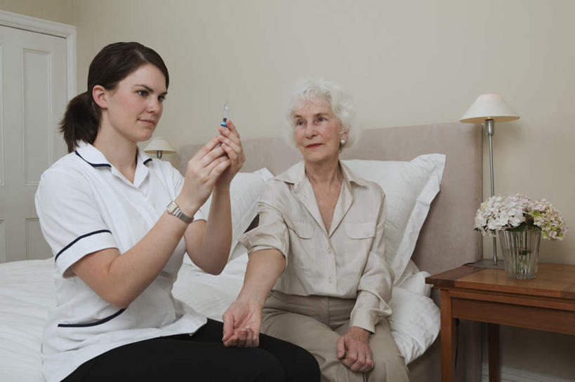 西方人,两个人,病人,护士,坐,横图,室内,白天,正面,工作服,制服,床,花瓶,照明,欧洲,欧洲人,盛开,墙,灯光,床单,花蕾,注视,被子,墙壁,墙面,玻璃制品,灯,花,花瓣,花朵,鲜花,病床,玻璃瓶,瓶子,床头柜,灯具,花苞,花蕊,观察,看,针管,针筒,注射,观看,照亮,察看,医疗,医疗设备,注射器,被单,白衣天使,照明设备,关注,病患,床头灯,病号服,工作制服,疗养院,老年女性,年轻女性,女人,女性,白种人,患者,就医者,坐着,半身,彩图,工作套服,病患服,护理床,医疗床