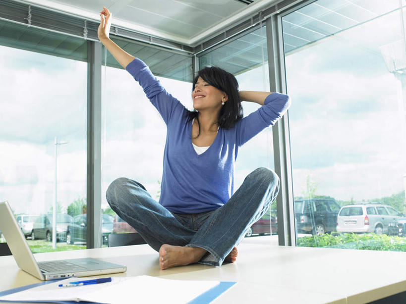 西方人,一个人,商务人士,商务女性,办公室,坐,举,笑,盘腿,微笑,露齿笑,横图,室内,白天,正面,电脑,笔记本电脑,窗户,桌面,桌子,欧洲,欧洲人,仅一个年轻女性,仅一个女性,仅一个人,套装,服装,网络,材料,档案,文件,纸,办公桌,注视,休闲装,光脚,通讯设备,玻璃窗,衣服,手稿,资料,观察,看,托,休闲,赤脚,休闲服,服饰,观看,证明,察看,无线,关注,文档,通信设备,商务装,无线网络,无线上网,便携式电脑,工薪阶层,手提电脑,年轻女性,女人,女性,白种人,白领,上班族,举起,举手,举着,盘腿而坐,盘膝,盘着腿的,盘着腿坐,双腿交叉,向上举,向上伸,向上托,坐着,彩图,全身