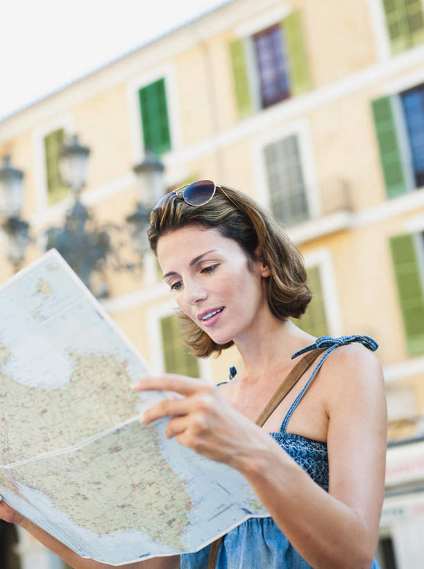 西方人,一个人,家,站,笑,微笑,竖图,室外,白天,仰视,窗户,道路,路灯,地图,吊带,照明,欧洲,欧洲人,仅一个女性,仅一个人,握,阴影,服装,朦胧,模糊,光线,信息,影子,房屋,屋子,灯光,交通,拿,拿着,注视,吊带衫,方向,楼房,玻璃窗,住宅,灯,衣服,蓝色,天空,阳光,天,观察,看,站着,仅一个中年女性,握着,服饰,观看,引导,指引,照亮,察看,衣着,照明设备,穿着,关注,衣饰,女人,女性,中年女性,白种人,站立,半身,彩图,低角度拍摄,房子,导航