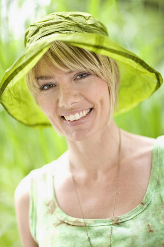 西方人,脸,头,脸颊,一个人,站,笑,微笑,露齿笑,竖图,室外,特写,白天,正面,植物,帽子,欧洲,欧洲人,仅一个女性,仅一个人,阴影,服装,朦胧,模糊,光线,背心,影子,注视,肩膀,树,树木,衣服,绿色,阳光,自然,遮阳帽,观察,看,站着,仅一个中年女性,服饰,生长,成长,观看,察看,衣着,穿着,关注,衣饰,女人,女性,中年女性,白种人,头部,脸部,脸蛋,面部,站立,半身,彩图