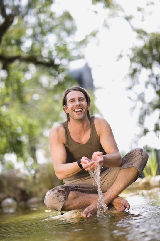 西方人,一个人,蹲,捧,笑,微笑,露齿笑,竖图,室外,白天,正面,河流,水,植物,欧洲,欧洲人,仅一个男性,仅一个人,仅一个中年男性,阴影,飞溅,服装,朦胧,模糊,溅,光线,背心,液体,影子,河水,水滴,水流,注视,光脚,水珠,树,树木,衣服,绿色,阳光,自然,观察,看,赤脚,服饰,生长,成长,观看,察看,衣着,穿着,关注,喷洒,衣饰,男人,男性,中年男性,白种人,端,端着,蹲着,捧着,清洗,手捧,洗涤,彩图,全身