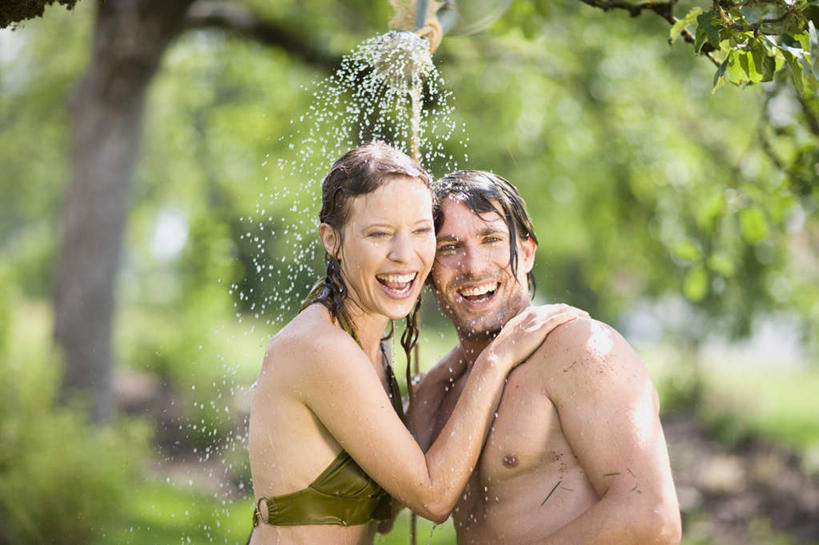 西方人,中年人,两个人,家庭,夫妻,站,抱,笑,微笑,露齿笑,横图,室外,白天,侧面,泳装,比基尼,爱情,草地,草坪,水,植物,欧洲,欧洲人,阴影,飞溅,朦胧,模糊,溅,光线,液体,影子,水滴,浪漫,注视,裸露,花洒,莲蓬头,水珠,草,树,树木,绿色,阳光,自然,观察,看,站着,温暖,温馨,一家人,恩爱,恋人,生长,潮湿,成长,抱着,观看,和睦,察看,搂着,关注,喷洒,裸,喷雾头,湿润,男人,男性,女人,女性,中年男性,中年女性,白种人,夫妇,情侣,搂,搂抱,站立,半身,彩图,三点式,泳衣,伴侣,融洽