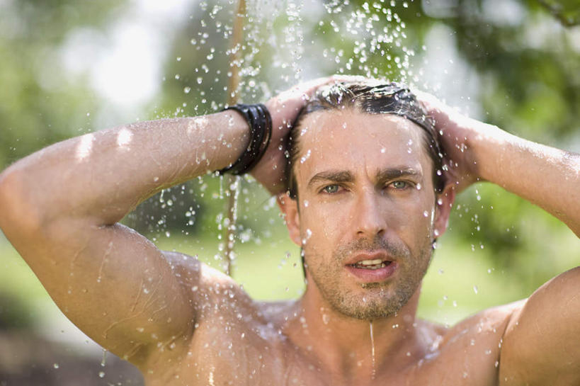 西方人,脸,头,脸颊,一个人,站,笑,微笑,露齿笑,横图,室外,特写,白天,正面,草地,草坪,水,植物,欧洲,欧洲人,仅一个男性,仅一个人,仅一个中年男性,阴影,飞溅,朦胧,模糊,溅,光线,液体,影子,水滴,注视,裸露,肩膀,花洒,莲蓬头,水珠,装饰品,草,树,树木,绿色,阳光,自然,饰品,手链,首饰,观察,看,站着,手镯,生长,潮湿,成长,观看,察看,双手抱头,关注,喷洒,裸,镯子,喷雾头,湿润,男人,男性,中年男性,白种人,头部,脸部,脸蛋,面部,站立,半身,彩图