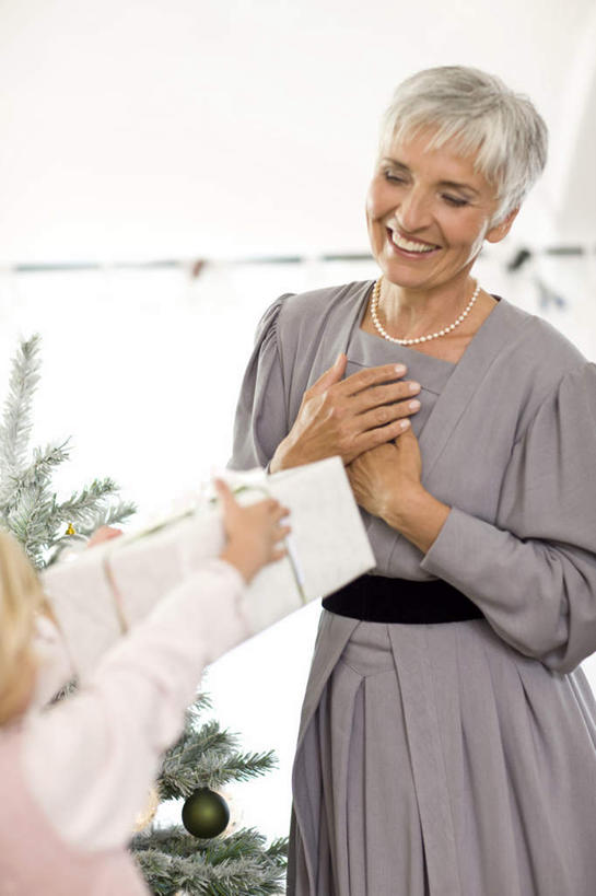 西方人,儿童,老年人,两个人,家庭,祖母,站,捧,笑,摸,微笑,露齿笑,竖图,室内,白天,正面,裙子,纯洁,植物,礼盒,礼物,欧洲,欧洲人,抚摸,连衣裙,装饰,挂饰,纸盒,圣诞树,圣诞球,注视,腰带,盒子,球,树,树木,小孩,绿色,白色,黑色,灰色,自然,包装盒,礼品盒,观察,看,站着,球体,温暖,温馨,一家人,可爱,童年,童趣,礼品,生长,奶奶,成长,观看,赠送,祖孙,皮带,华丽,修饰,点缀,和睦,察看,关注,童真,烂漫,无邪,配饰,外婆,外孙女,外祖母,衬托,美观,雅致,雅观,裤带,天真,老年女性,女孩,女人,女性,白种人,孩子,孙女,触摸,端,端着,接触,捧着,手捧,站立,半身,彩图,融洽,女生