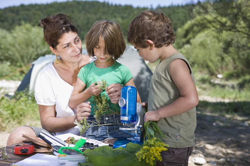 西方人,儿童,中年人,三个人,家庭,母亲,女儿,儿子,站,坐,笑,微笑,横图,室外,白天,正面,T恤衫,旅游,探险,纯洁,仪器,草地,草坪,山,植物,桌面,桌子,欧洲,欧洲人,握,阴影,服装,检查,反射,分析,光线,科学,显微镜,影子,山峰,山峦,拿,T恤,拿着,注视,休闲装,刺激,草,树,树木,小孩,衣服,蓝色,绿色,蓝天,天空,阳光,自然,天,观察,看,站着,享受,休闲,温暖,温馨,母女,母子,一家人,休闲服,可爱,母爱,清晰,探索,童年,童趣,握着,服饰,生长,放大,晴朗,成长,观看,仔细,透镜,和睦,察看,凸透镜,聚焦,关注,惊险,户外运动,童真,考察,烂漫,无邪,万里无云,光学,清楚,冒险,天真,男孩,男人,男性,女孩,女人,女性,中年女性,白种人,孩子,晴空,晴空万里,站立,坐着,半身,彩图,融洽,男生,女生