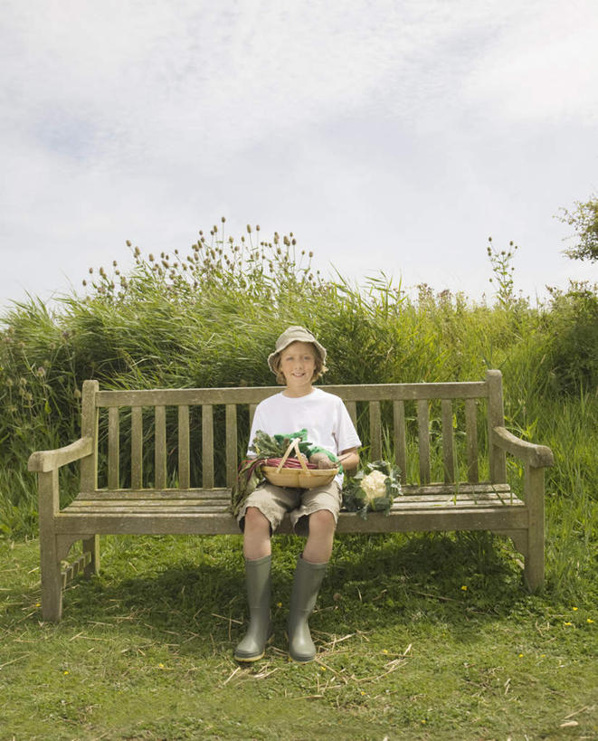 西方人,儿童,一个人,坐,捧,笑,交叉,微笑,竖图,室外,白天,正面,T恤衫,纯洁,草地,草坪,植物,竹子,蔬菜,帽子,鞋子,椅子,欧洲,欧洲人,仅一个男性,仅一个人,一堆,许多,阴影,堆叠,堆积,竹制,服装,新鲜,编织,光线,篮子,影子,雨鞋,雨靴,长椅,木椅,云,云朵,食品,T恤,甜菜,云彩,注视,休闲装,靴子,草,树,树木,食物,小孩,衣服,绿色,白云,天空,阳光,自然,遮阳帽,竹篮,天,观察,看,仅一个小孩,休闲,休闲服,可爱,童年,童趣,服饰,有机食品,绿色食品,生长,成长,观看,竹条,堆,交织,察看,竹制品,关注,胶鞋,童真,烂漫,无邪,菾菜,穿插,天真,男孩,男人,男性,白种人,孩子,端,端着,捧着,手捧,坐着,彩图,全身,男生