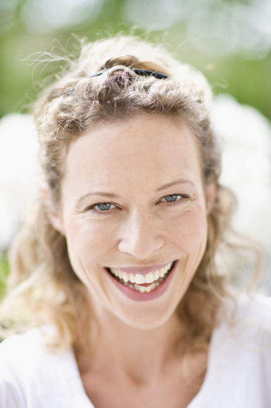 西方人,脸,头,脸颊,一个人,站,笑,微笑,露齿笑,竖图,室外,特写,白天,正面,草地,草坪,植物,欧洲,欧洲人,仅一个女性,仅一个人,阴影,服装,朦胧,模糊,光线,影子,注视,休闲装,草,树,树木,衣服,绿色,阳光,自然,观察,看,站着,仅一个中年女性,休闲,休闲服,金色,服饰,生长,成长,观看,察看,关注,女人,女性,中年女性,白种人,头部,长发,卷发,脸部,脸蛋,面部,站立,半身,彩图