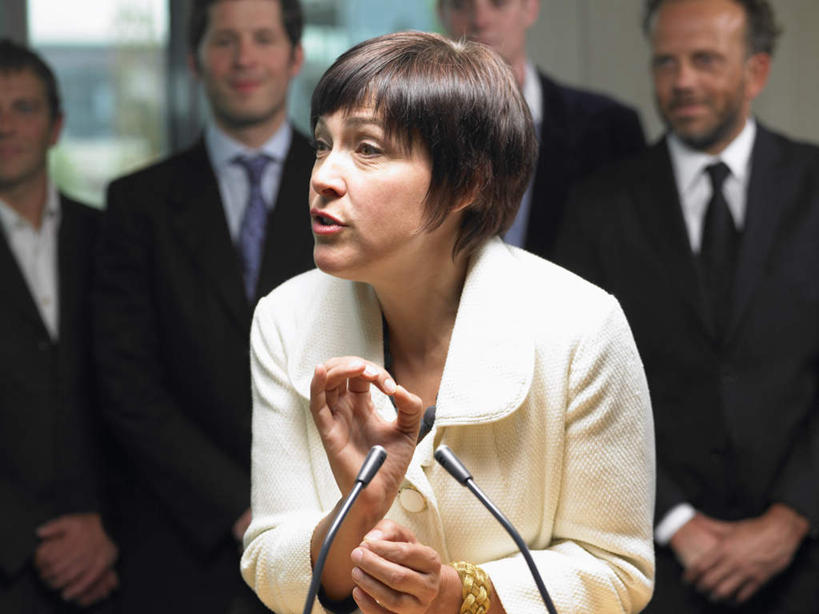 西方人,胡须,伙伴,朋友,商务人士,商务男性,商务女性,办公室,会议室,站,笑,微笑,横图,室内,白天,正面,衬衫,友谊,合作,团队,窗户,欧洲,欧洲人,五个人,套装,墙,许多人,注视,玻璃窗,墙壁,墙面,话筒,讲台,观察,看,演讲,站着,一群人,战略,报告,观看,察看,麦克风,演说,关注,扩音器,演说台,商务装,宣传,传声器,工薪阶层,演讲台,联合,合谋,微音器,鼓动,讲演,配合,协作,男人,男性,年轻女性,女人,女性,中年男性,白种人,胡子,络腮胡,白领,上班族,站立,半身,彩图,衬衣