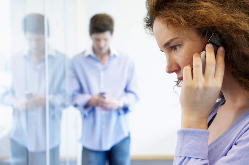 西方人,两个人,伙伴,朋友,商务人士,商务男性,商务女性,办公室,站,打电话,横图,室内,白天,正面,衬衫,友谊,合作,团队,窗户,落地窗,电话,手机,欧洲,欧洲人,握,阴影,套装,朦胧,模糊,反射,影子,墙,棕色,拿,拿着,注视,通讯设备,玻璃窗,墙壁,墙面,观察,看,站着,战略,握着,观看,察看,操作,关注,商务装,工薪阶层,联合,合谋,交流,配合,协作,按键,男人,男性,年轻女性,女人,女性,中年男性,白种人,长发,卷发,白领,上班族,沟通,通话,站立,半身,彩图,衬衣