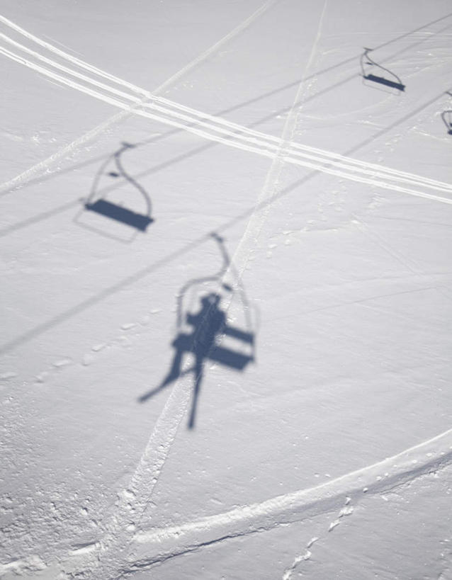 西方人,一个人,竖图,俯视,室外,白天,锻炼,旅游,度假,运动,山,雪,雪山,大雪,欧洲,欧洲人,仅一个男性,仅一个人,冰,积雪,山峰,雪景,冬季,冬天,山峦,娱乐,极限运动,缆车,仅一个年轻男性,交通工具,享受,休闲,放松,寒冷,冰冷,室外运动,户外运动,索道,严寒,冰凉,酷寒,凛冽,凛凛,极冷,缆索铁路,男人,男性,年轻男性,白种人,彩图,高角度拍摄,全身,健身