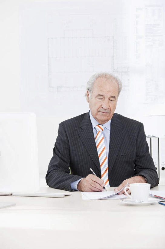 咖啡,西方人,一个人,商务人士,商务男性,办公室,坐,竖图,室内,白天,正面,衬衫,幸福,电脑,显示器,鼠标,键盘,桌面,桌子,杯子,椅子,欧洲,欧洲人,仅一个男性,仅一个人,握,写字,套装,网络,笔,材料,瓷器,档案,文件,纸,办公桌,墙,办公用品,咖啡杯,领带,陶瓷制品,拿,拿着,注视,娱乐,输入设备,通讯设备,墙壁,墙面,文具,饮料,会议椅,手稿,学习用品,资料,观察,看,仅一个老年男性,享受,休闲,温馨,台式电脑,放松,乐趣,握着,观看,办公椅,文具用品,证明,察看,提神,书写,舒适,象征,庄重,关注,文档,瓷杯,醒脑,通信设备,商务装,身份,工薪阶层,输出设备,软饮料,正式,地位,商务椅,培训椅,老年男性,男人,男性,白种人,白领,上班族,坐着,半身,彩图,衬衣