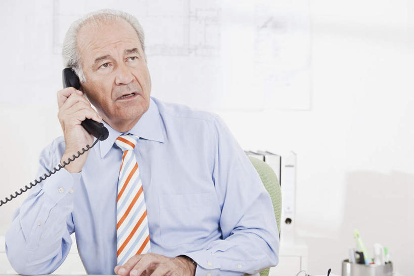 西方人,一个人,商务人士,商务男性,办公室,坐,打电话,横图,室内,白天,正面,衬衫,电脑,显示器,鼠标,键盘,桌面,桌子,电话,椅子,笔筒,欧洲,欧洲人,仅一个男性,仅一个人,握,套装,网络,笔,材料,档案,文件,纸,办公桌,墙,办公用品,领带,拿,拿着,注视,输入设备,通讯设备,墙壁,墙面,文具,话筒,会议椅,容器,手稿,学习用品,资料,观察,看,仅一个老年男性,电话线,器皿,台式电脑,握着,观看,储藏,办公椅,文具用品,证明,察看,固定电话,象征,庄重,储存,关注,文档,通信设备,商务装,身份,工薪阶层,输出设备,正式,地位,商务椅,培训椅,插笔器具,文房用具,交流,认真,老年男性,男人,男性,白种人,白领,上班族,电话机,沟通,通话,坐着,半身,彩图,衬衣,贮存