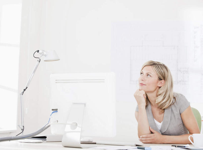 咖啡,西方人,一个人,商务人士,商务女性,办公室,坐,笑,微笑,横图,室内,白天,正面,幸福,电脑,显示器,鼠标,键盘,台灯,桌子,杯子,椅子,照明,欧洲,欧洲人,仅一个年轻女性,仅一个女性,仅一个人,撑,套装,网络,材料,瓷器,档案,文件,办公桌,墙,灯光,咖啡杯,陶瓷制品,一杯,托腮,注视,娱乐,输入设备,通讯设备,墙壁,墙面,灯,饮料,会议椅,资料,灯具,观察,看,托,享受,休闲,思考,温馨,台式电脑,放松,乐趣,观看,办公椅,照亮,察看,提神,舒适,照明设备,关注,托下巴,文档,瓷杯,醒脑,通信设备,商务装,工薪阶层,输出设备,软饮料,商务椅,培训椅,思虑,年轻女性,女人,女性,白种人,白领,上班族,坐着,半身,彩图