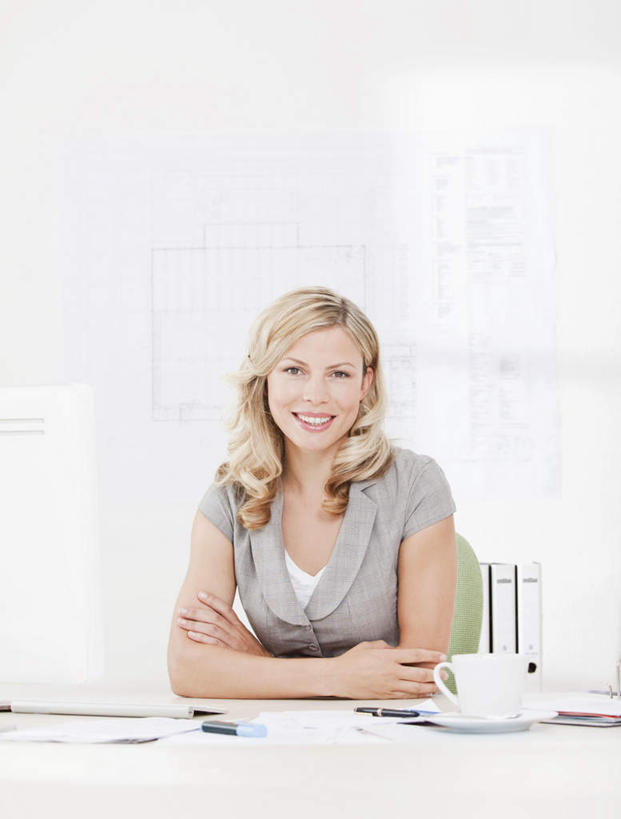 咖啡,西方人,一个人,商务人士,商务女性,办公室,坐,笑,双手交叉,微笑,露齿笑,竖图,室内,白天,正面,幸福,电脑,显示器,鼠标,键盘,桌子,杯子,椅子,欧洲,欧洲人,仅一个年轻女性,仅一个女性,仅一个人,套装,网络,材料,瓷器,档案,文件,办公桌,墙,咖啡杯,陶瓷制品,一杯,注视,娱乐,输入设备,通讯设备,墙壁,墙面,饮料,会议椅,资料,观察,看,享受,休闲,温馨,台式电脑,放松,乐趣,观看,办公椅,察看,提神,双手抱胸,舒适,关注,文档,瓷杯,醒脑,通信设备,商务装,工薪阶层,输出设备,软饮料,商务椅,培训椅,年轻女性,女人,女性,白种人,白领,上班族,坐着,半身,彩图