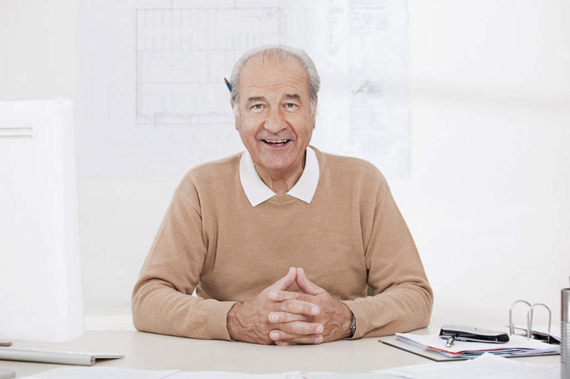 西方人,一个人,商务人士,商务男性,办公室,坐,笑,双手交叉,微笑,露齿笑,横图,室内,白天,正面,衬衫,电脑,显示器,鼠标,键盘,桌子,椅子,欧洲,欧洲人,仅一个男性,仅一个人,套装,网络,笔,材料,档案,文件,办公桌,墙,办公用品,注视,输入设备,通讯设备,墙壁,墙面,文具,会议椅,学习用品,资料,观察,看,仅一个老年男性,台式电脑,观看,办公椅,文具用品,察看,关注,文档,通信设备,商务装,工薪阶层,输出设备,商务椅,培训椅,老年男性,男人,男性,白种人,白领,上班族,十字手,坐着,半身,彩图,衬衣