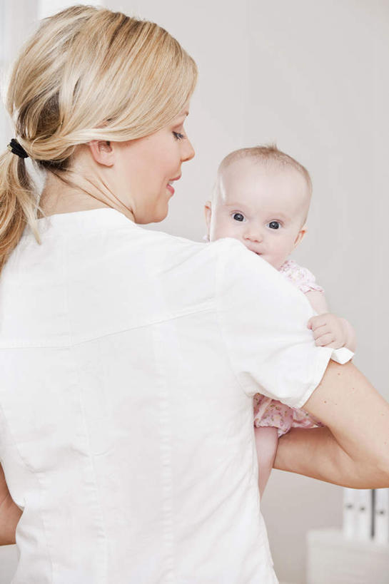 西方人,婴儿,儿童,背部,头发,两个人,护士,医院,站,抱,笑,微笑,竖图,室内,白天,正面,工作服,婴儿服装,制服,纯洁,窗户,欧洲,欧洲人,墙,注视,玻璃窗,墙壁,墙面,小孩,观察,看,站着,金色,可爱,活泼,抱着,观看,察看,搂着,白衣天使,病房,关注,宝宝,纯真,烂漫,无邪,医疗机构,工作制服,伶俐,天真,年轻女性,女人,女性,白种人,孩子,搂,搂抱,站立,半身,彩图,工作套服,婴儿服,病院,诊所