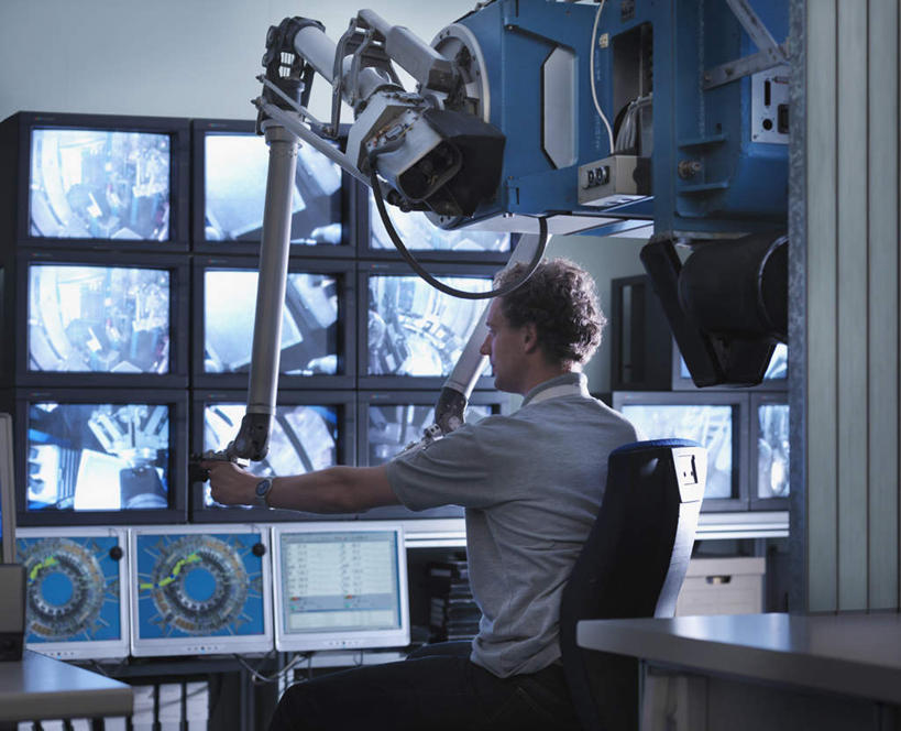 西方人,一个人,科学家,坐,举,横图,室内,白天,侧面,工作服,制服,机器,电脑,显示器,鼠标,键盘,摆设,椅子,欧洲,欧洲人,仅一个男性,仅一个人,一排,握,阴影,整齐,并列,并排,反射,网络,屏幕,影子,墙,拿,拿着,注视,设备,输入设备,通讯设备,显示屏,墙壁,墙面,排列,仅一个年轻男性,灰色,观察,看,托,机械,台式电脑,发电厂,发电站,握着,观看,核电站,核能,察看,调查,科研人员,队列,关注,通信设备,研究者,监视器,装备,平行,监控,输出设备,考察,监控设备,科学研究者,工作制服,观测,视察,监控设置,监控装备,设置,核电厂,男人,男性,年轻男性,白种人,科学工作者,举起,举手,举着,向上举,向上伸,向上托,坐着,半身,彩图,工作套服