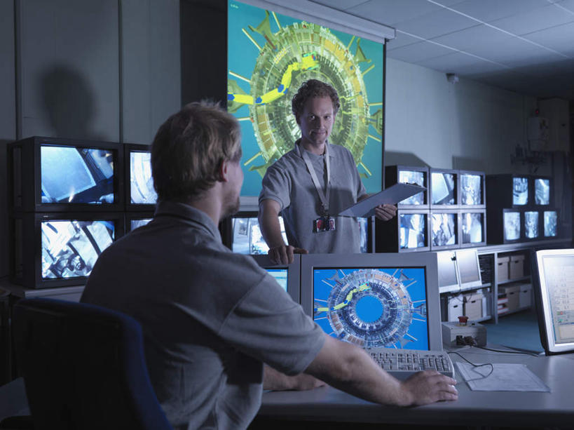 西方人,背部,两个人,同事,科学家,站,坐,横图,室内,白天,正面,工作服,制服,成功,合作,团队,集体,信心,显示器,鼠标,键盘,椅子,欧洲,欧洲人,一排,握,阴影,整齐,并列,并排,反射,网络,材料,档案,屏幕,文件,影子,纸,墙,拿,拿着,注视,输入设备,通讯设备,标识,吊牌,显示屏,队伍,墙壁,墙面,排列,灰色,手稿,胸牌,资料,观察,看,站着,台式电脑,发电厂,发电站,握着,观看,证明,核电站,核能,察看,徽章,领导,调查,科研人员,成就,队列,关注,文档,通信设备,研究者,监视器,身份,平行,监控,合伙,领袖,输出设备,考察,胸章,胸卡,监控设备,科学研究者,编号牌,雕刻牌,工号牌,胸号牌,胸徽,员工牌,工作制服,观测,视察,监控设置,监控装备,核电厂,男人,男性,年轻男性,白种人,科学工作者,站立,坐着,半身,彩图,工作套服