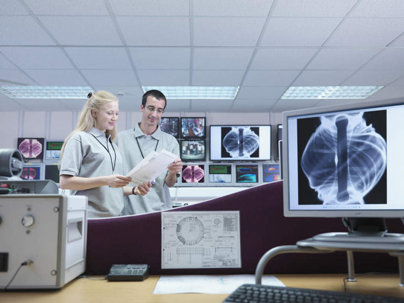 西方人,两个人,同事,科学家,站,横图,室内,白天,正面,工作服,制服,成功,合作,团队,集体,信心,电脑,显示器,鼠标,键盘,桌子,照明,欧洲,欧洲人,握,阴影,光线,网络,材料,档案,屏幕,文件,眼镜,影子,纸,办公桌,灯光,拿,拿着,注视,输入设备,通讯设备,标识,吊牌,显示屏,队伍,顶灯,灯,手稿,胸牌,资料,灯具,观察,看,站着,台式电脑,发电厂,发电站,握着,观看,证明,照亮,核电站,核能,察看,徽章,领导,调查,科研人员,照明设备,成就,关注,文档,通信设备,研究者,监视器,身份,监控,合伙,领袖,近视眼镜,输出设备,考察,胸章,胸卡,监控设备,科学研究者,编号牌,雕刻牌,工号牌,胸号牌,胸徽,员工牌,工作制服,观测,视察,监控设置,监控装备,核电厂,男人,男性,年轻男性,年轻女性,女人,女性,白种人,科学工作者,站立,半身,彩图,工作套服