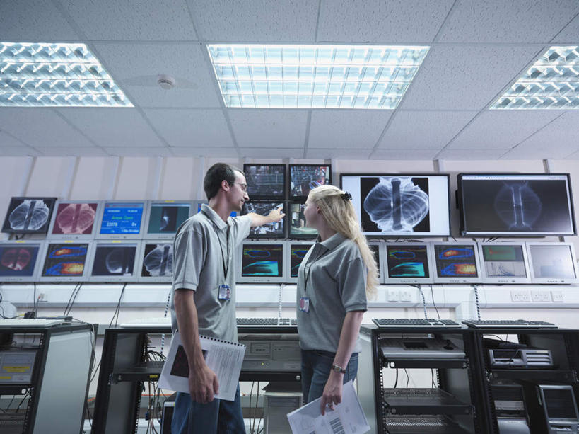 西方人,两个人,同事,科学家,站,横图,室内,白天,仰视,工作服,制服,成功,合作,团队,集体,信心,电脑,显示器,鼠标,键盘,照明,欧洲,欧洲人,握,指,阴影,光线,网络,材料,档案,屏幕,文件,影子,纸,灯光,拿,拿着,注视,指点,输入设备,通讯设备,标识,吊牌,显示屏,队伍,顶灯,灯,手稿,胸牌,资料,灯具,观察,看,站着,台式电脑,发电厂,发电站,握着,观看,证明,照亮,核电站,核能,察看,徽章,领导,指向,调查,科研人员,照明设备,成就,关注,文档,通信设备,研究者,监视器,身份,监控,合伙,领袖,输出设备,考察,胸章,胸卡,监控设备,科学研究者,编号牌,雕刻牌,工号牌,胸号牌,胸徽,员工牌,工作制服,观测,视察,监控设置,监控装备,核电厂,男人,男性,年轻男性,年轻女性,女人,女性,白种人,科学工作者,站立,半身,彩图,低角度拍摄,工作套服