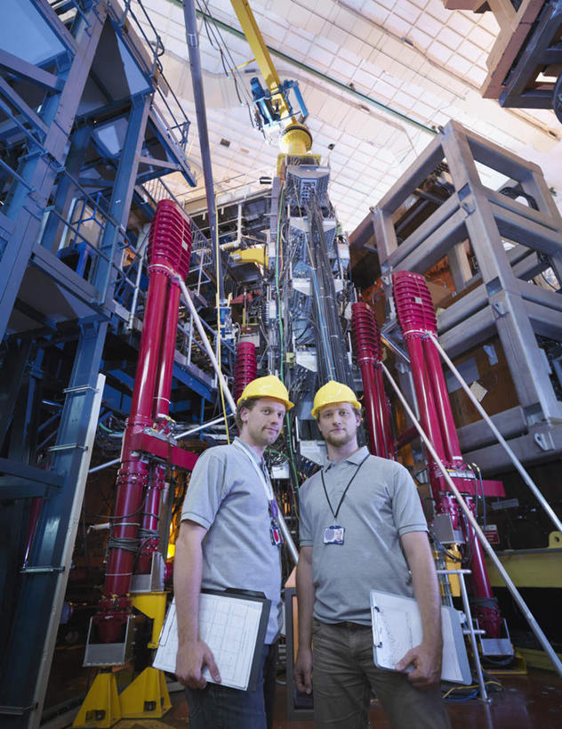 西方人,两个人,同事,科学家,站,竖图,室内,白天,仰视,工作服,制服,成功,合作,团队,集体,信心,技术,建筑,帽子,欧洲,欧洲人,握,阴影,反射,头盔,影子,支架,拿,拿着,注视,设备,队伍,架子,脚手架,吊车,施工,黄色,红色,蓝色,灰色,安全帽,建筑工地,交通工具,观察,看,站着,机械,起重机,发电厂,发电站,握着,观看,支撑,固定,工程,核电站,核能,察看,领导,科研人员,成就,关注,载具,研究者,合伙,领袖,科学研究者,地盘,建筑地盘,施工地盘,工作制服,工作车,施工车,汽车吊,核电厂,男人,男性,年轻男性,白种人,科学工作者,站立,半身,彩图,低角度拍摄,工作套服,工地,稳固