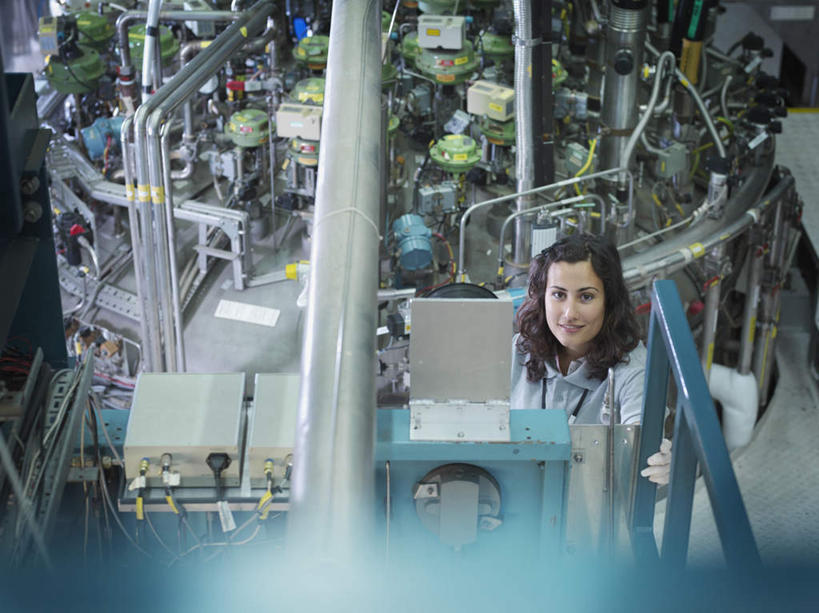 西方人,一个人,科学家,栏杆,站,笑,微笑,露齿笑,横图,俯视,室内,白天,工作服,制服,机器,摆设,金属制品,欧洲,欧洲人,仅一个年轻女性,仅一个女性,仅一个人,握,阴影,朦胧,模糊,电力,反射,金属,电线,管子,线,影子,围栏,电能,拿,线路,拿着,注视,设备,管道,护栏,灰色,观察,看,靠,靠着,倚靠,站着,机械,发电厂,发电站,握着,观看,电,电源,电源线,核电站,核能,察看,倚着,科研人员,关注,研究者,能量,装备,科学研究者,工作制服,设置,核电厂,年轻女性,女人,女性,白种人,科学工作者,站立,半身,彩图,高角度拍摄,工作套服