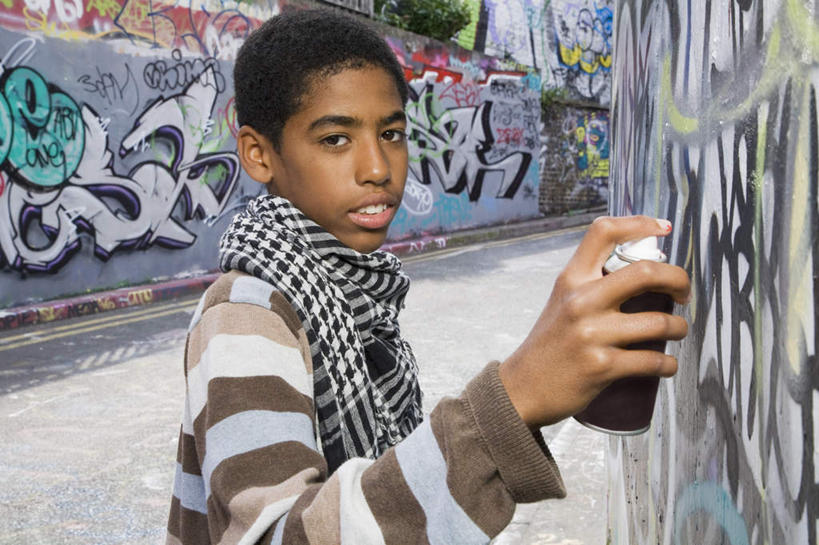 西方人,儿童,一个人,站,笑,微笑,露齿笑,横图,室外,白天,侧面,抽象,绘画,纯洁,道路,路,欧洲,非洲,黑人,欧洲人,仅一个男性,仅一个人,喷,握,阴影,服装,艺术,装饰,光线,彩绘,图案,影子,墙,小路,棕色,艺术品,交通,古典,拿,拿着,注视,休闲装,文化,墙壁,墙面,小孩,衣服,阳光,瓶子,塑料制品,围巾,工艺品,观察,看,品味,站着,仅一个小孩,休闲,概念,温暖,休闲服,塑料瓶,可爱,童年,童趣,握着,服饰,围脖,观看,喷漆,保暖,华丽,美术,点缀,察看,高雅,御寒,关注,童真,烂漫,无邪,美学,衬托,美观,雅致,雅观,图文,天真,男孩,男人,男性,非洲人,孩子,站立,半身,彩图,涂鸦,男生