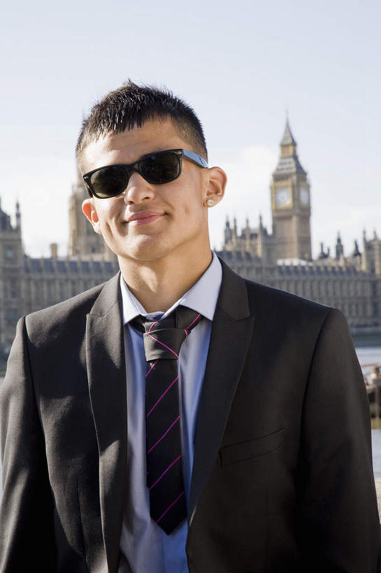 西方人,一个人,商务人士,商务男性,家,站,笑,微笑,竖图,室外,白天,正面,衬衫,旅游,度假,美景,别墅,城市风光,标志建筑,城市,地标,建筑,欧洲,欧洲人,仅一个男性,仅一个人,一副,阴影,套装,光线,墨镜,眼镜,影子,房屋,屋子,景观,公寓,领带,注视,娱乐,建设,洋房,楼房,住宅,仅一个年轻男性,蓝色,黑色,蓝天,天空,阳光,太阳镜,太阳眼镜,天,观察,看,站着,享受,休闲,遮阳镜,景色,放松,晴朗,观看,察看,象征,庄重,关注,商务装,身份,工薪阶层,万里无云,正式,地位,男人,男性,年轻男性,白种人,白领,上班族,晴空,晴空万里,站立,半身,彩图,衬衣,房子