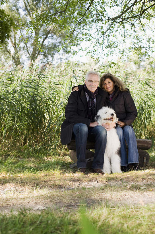 西方人,两个人,家庭,父亲,女儿,坐,抱,笑,微笑,露齿笑,竖图,室外,白天,仰视,美景,植物,宠物,狗,欧洲,欧洲人,阴影,服装,光线,影子,景观,果树,注视,休闲装,树,树木,一只,衣服,绿色,白色,黑色,阳光,自然,动物,观察,看,靠,靠着,倚靠,休闲,温暖,温馨,父女,一家人,休闲服,景色,父爱,可爱,服饰,生长,成长,抱着,观看,和睦,察看,搂着,倚着,关注,自然风光,忠诚,老年男性,男人,男性,女人,女性,中年女性,白种人,犬,怀抱,搂,搂抱,相抱,拥抱,坐着,彩图,低角度拍摄,全身,融洽