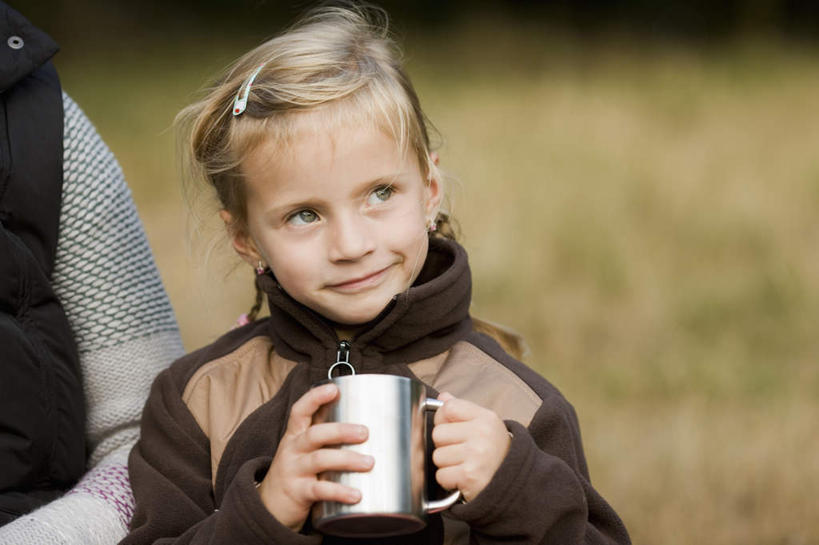 西方人,儿童,中年人,脸,头,脸颊,手,头发,两个人,家庭,母亲,女儿,坐,笑,微笑,横图,室外,特写,白天,正面,纯洁,植物,杯子,金属制品,欧洲,欧洲人,双手,阴影,服装,枯萎,朦胧,模糊,装饰,光线,金属,头饰,影子,陶瓷,棕色,枯草,注视,休闲装,肩膀,草,小孩,衣服,黄色,阳光,发夹,发饰,夹子,马克杯,饰品,水杯,观察,看,休闲,温暖,温馨,母女,一家人,手部,休闲服,金色,可爱,母爱,童年,童趣,服饰,观看,华丽,修饰,点缀,和睦,察看,关注,童真,烂漫,无邪,配饰,衬托,美观,雅致,雅观,天真,女孩,女人,女性,中年女性,白种人,孩子,头部,长发,直发,脸部,脸蛋,面部,坐着,半身,彩图,融洽,女生