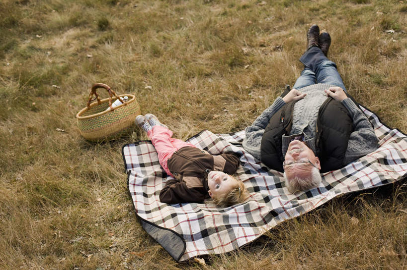 儿童,老年人,两个人,家庭,祖父,躺,交叉,横图,俯视,室外,白天,纯洁,植物,竹子,纺织品,阴影,竹制,服装,枯萎,装饰,编织,光线,篮子,毛毯,毯子,影子,棕色,枯草,休闲装,草,纺织,一个,小孩,衣服,粉色,黄色,灰色,阳光,竹篮,垫子,休闲,温暖,温馨,一家人,休闲服,可爱,童年,童趣,搭,服饰,爷爷,单个,祖孙,竹条,华丽,修饰,交织,点缀,和睦,竹制品,搭着,童真,烂漫,无邪,外孙女,外公,外祖父,衬托,美观,雅致,雅观,穿插,卧着,天真,老年男性,男人,男性,女孩,孩子,孙女,躺着,卧,彩图,高角度拍摄,全身,融洽,女生