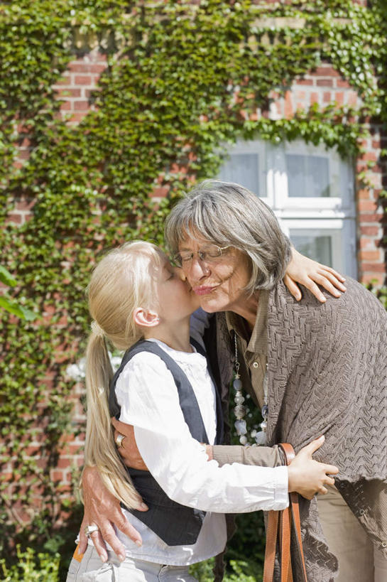 西方人,儿童,老年人,两个人,家庭,祖母,家,站,闭眼,抱,吻,竖图,室外,白天,侧面,纯洁,植物,欧洲,欧洲人,弯腰,阴影,服装,光线,影子,房屋,屋子,公寓,常春藤,爬山虎,草药,休闲装,洋房,楼房,中药,住宅,小孩,衣服,绿色,阳光,站着,休闲,温暖,温馨,一家人,休闲服,可爱,童年,童趣,服饰,奶奶,抱着,祖孙,和睦,搂着,药材,中草药,爬墙虎,童真,烂漫,无邪,外婆,外孙女,外祖母,中药材,本草,地锦,趴山虎,巴山虎,弯身,天真,老年女性,女孩,女人,女性,白种人,孩子,孙女,闭眼睛,闭着眼,闭着眼睛,怀抱,搂,搂抱,亲,亲吻,相抱,拥抱,站立,半身,彩图,房子,融洽,常青藤,女生