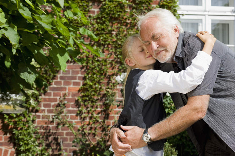 西方人,儿童,老年人,两个人,家庭,祖父,家,站,闭眼,抱,吻,横图,室外,白天,侧面,纯洁,植物,窗户,欧洲,欧洲人,弯腰,阴影,服装,时间,光线,时钟,手表,影子,房屋,屋子,公寓,常春藤,爬山虎,草药,计时,休闲装,洋房,楼房,中药,玻璃窗,住宅,小孩,衣服,绿色,白色,灰色,阳光,钟表,站着,休闲,温暖,温馨,一家人,休闲服,表,可爱,童年,童趣,服饰,爷爷,抱着,祖孙,腕表,和睦,搂着,药材,中草药,爬墙虎,童真,烂漫,无邪,外孙女,外公,外祖父,中药材,本草,地锦,趴山虎,巴山虎,弯身,天真,老年男性,男人,男性,女孩,白种人,孩子,孙女,钟,闭眼睛,闭着眼,闭着眼睛,怀抱,搂,搂抱,亲,亲吻,相抱,拥抱,站立,半身,彩图,房子,融洽,常青藤,女生