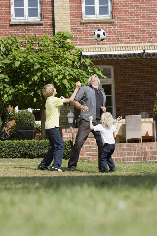西方人,儿童,老年人,三个人,家庭,祖父,家,站,跳,举,竖图,室外,白天,仰视,锻炼,旅游,度假,纯洁,运动,足球,草地,草坪,植物,窗户,欧洲,欧洲人,阴影,服装,光线,影子,房屋,屋子,足球装备,注视,休闲装,娱乐,运动器械,楼房,玻璃窗,住宅,草,树,树木,一个,小孩,衣服,黄色,绿色,白色,灰色,阳光,自然,看,托,站着,享受,休闲,温暖,温馨,一家人,休闲服,健身器械,放松,可爱,童年,童趣,服饰,生长,爷爷,单个,成长,祖孙,和睦,关注,室外运动,健身器材,户外运动,童真,烂漫,无邪,外公,外祖父,外孙,外孙子,蹴鞠,天真,足球运动,老年男性,男孩,男人,男性,白种人,孩子,孙子,举起,举手,举着,抬头,跳跃,向上举,向上伸,向上托,仰头,站立,彩图,低角度拍摄,全身,健身,房子,融洽,运动器材,男生
