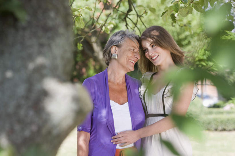 西方人,老年人,两个人,家庭,祖母,站,抱,笑,微笑,露齿笑,横图,室外,白天,正面,树林,植物,欧洲,欧洲人,阴影,服装,朦胧,模糊,光线,影子,注视,休闲装,树,树木,衣服,绿色,紫色,白色,阳光,自然,观察,看,站着,休闲,温暖,温馨,一家人,休闲服,服饰,生长,奶奶,成长,抱着,观看,祖孙,和睦,察看,搂着,关注,外婆,外孙女,外祖母,老年女性,年轻女性,女人,女性,白种人,孙女,怀抱,搂,搂抱,相抱,拥抱,站立,半身,彩图,融洽