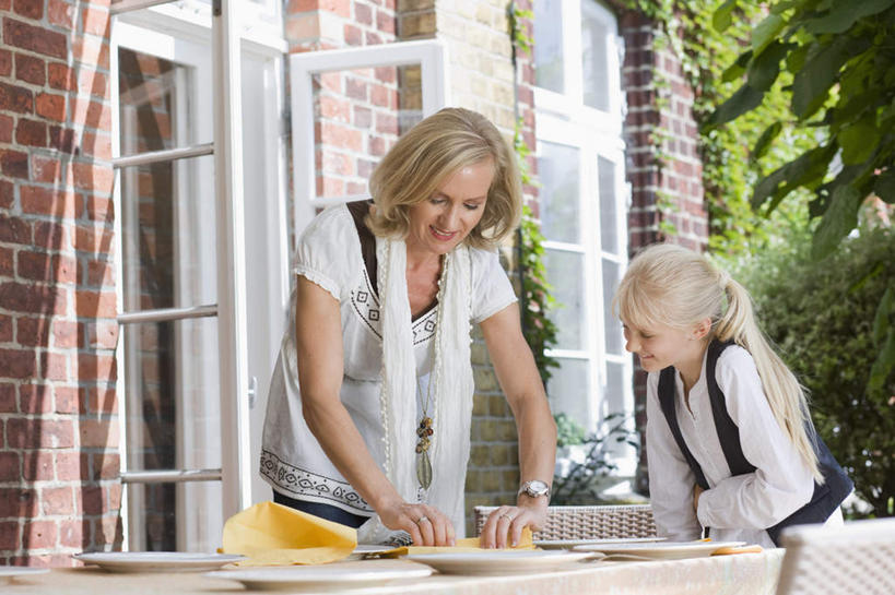 西方人,儿童,两个人,家庭,母亲,女儿,家,站,笑,微笑,露齿笑,横图,室外,白天,正面,纯洁,树林,植物,餐桌,窗户,门,桌子,餐具,欧洲,欧洲人,弯腰,握,阴影,服装,装饰,光线,碟子,盘,影子,房屋,屋子,公寓,拿,拿着,注视,休闲装,洋房,楼房,玻璃窗,住宅,树,树木,小孩,衣服,绿色,白色,阳光,自然,盘子,围巾,碟,门框,观察,看,站着,休闲,温暖,温馨,母女,一家人,休闲服,可爱,母爱,童年,童趣,握着,服饰,生长,成长,餐台,围脖,观看,保暖,华丽,点缀,和睦,察看,御寒,关注,童真,烂漫,无邪,弯身,衬托,美观,雅致,雅观,天真,女孩,女人,女性,中年女性,白种人,孩子,站立,半身,彩图,房子,融洽,女生